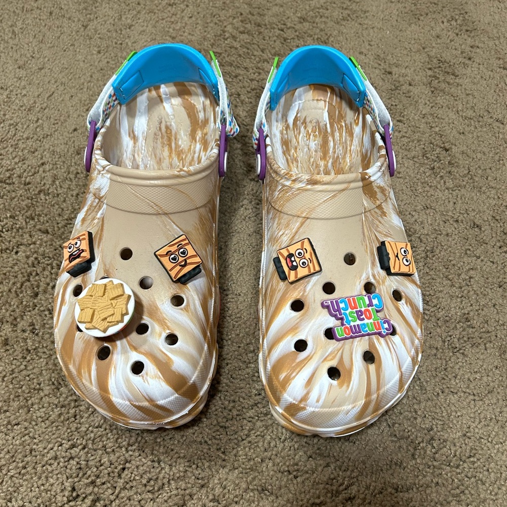 Cinnamon Toast Crunch Crocs - unisex mens size 12